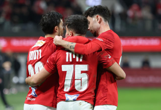 שחקני הפועל תל אביב חוגגים עם לויזו (צילום: דני מרון)