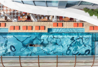 מבט לבריכה על הגג במלון The George (צילום: עמית גירון)