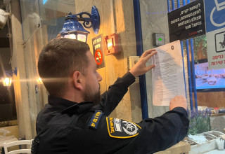 צו סגירה לבית קפה ברחוב בן גוריון בבת ים (צילום: דוברות המשטרה)