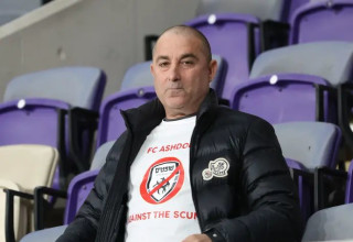 ג'קי בן זקן עם חולצת "השופטים חלאות" (צילום: דני מרון)