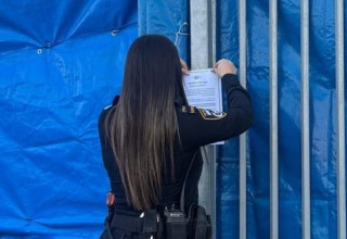 צו סגירה לחנות אופנה בראשון לציון, 5.1.26 (צילום: דוברות המשטרה)