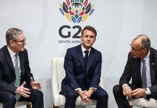 פרידריך מרץ, עמנואל מקרון וקיר סטארמר (צילום: רויטרס)