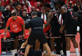 טיילר אניס שחקן הפועל תל אביב נפצע (צילום: דני מרון)