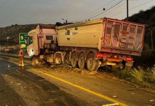 תאונה בין משאית לרכב פרטי בכביש 446 סמוך לצומת ניל"י (צילום: תיעוד מבצעי מד"א)