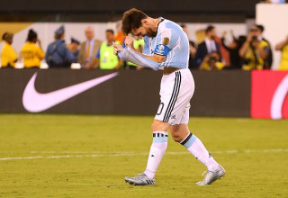 ליאונל מסי לאחר החמצת הפנדל מול צ'ילה. 2016 (צילום: GettyImages)