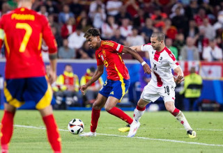 סנדרו אלטונשווילי במדי גיאורגיה מול ספרד ולאמין ימאל ביורו 2024 (צילום: Mika Volkmann)