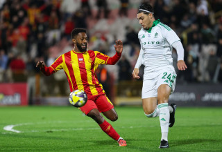 ליסב עיסאת שחקן מכבי חיפה מול אור דסה שחקן מ.ס. אשדוד (צילום: לירון מולדובן)