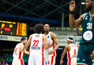 אוסטין וויילי, שחקן הפועל ירושלים, עם אנתוני לאמב (צילום: אתר רשמי, מיכל בן גיגי, הפועל ירושלים)