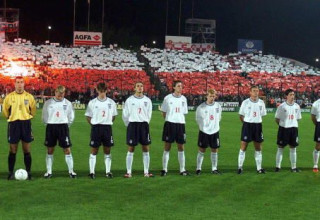 הרכב נבחרת אנגליה 1999 (צילום: JANEK SKARZYNSKI)