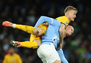 יאן פול ואן הקה שחקן ברייטון מעל ארלינג הולאנד שחקן מנצ'סטר סיטי (צילום: רויטרס)