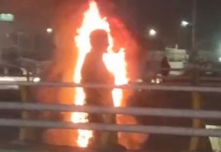 פסל של קאסם סולימאני עולה באש באיראן (צילום: רשתות ערביות)