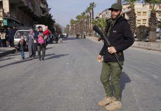 חייל צבא סוריה ואזרחים נמלטים מהקרבות בחלב (צילום: רויטרס)