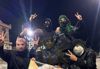 המחאה באיראן: צעירים עם תמונה של עלי חמינאי שהושחתה (צילום: צילום מסך מתוך X (לשעבר טוויטר))