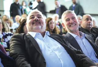 יאיר גולן ומנסור עבאס בגבעת חביבה, ינואר 2026  (צילום: טל גל, פלאש 90)