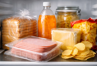 מוצרי מזון מעובדים במקרר (צילום: AI)