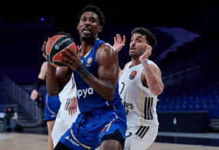 שחקן מכבי תל אביב, ג'יילן הורד, מול שחקן ריאל מדריד, פקונדו קמפאסו (צילום: GettyImages, Borja B. Hojas)