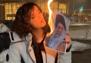מחאות באיראן, אישה שורפת את תמונת חמינאי (צילום: שימוש לפי סעיף 27א',צילום מסך רשת X)