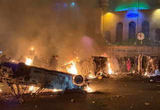 הצתה מול מסגד באיראן, הפגנות באיראן (צילום: רשתות חברתיות, שימוש לפי סעיף 27 א')