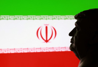 דונלד טראמפ, דגל איראן (צילום: רויטרס)