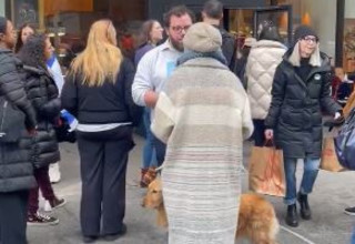 תור מחוץ למאפיית לחמים בברוקלין לאחר ניסיון העובדים לצאת נגד המקום (צילום: שימוש לפי סעיף 27א')