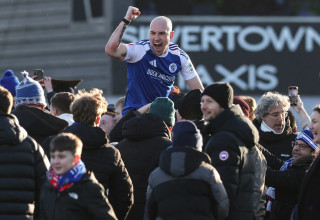 שחקן מקלספילד טאון, ג'וש קיי, חוגג עם האוהדים (צילום: GettyImages, DARREN STAPLES)