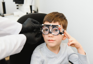 בדיקת ראייה מסורתית. עדיין נצטרך אופטומטריסטים (צילום: שאטרסטוק)