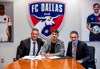 רן בנימין חותם על חוזה בשורות דאלאס לצד סוכנו עידן בן אבו ועו"ד ניר ענבר (צילום: .)