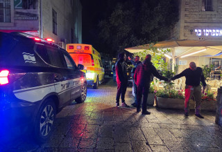 הזירה בחיפה בה נפל אדם אל מותו (צילום: תיעוד מבצעי מד"א)