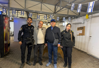 המפגש לאחר שהכסף חזר לבעליו (צילום: דוברות המשטרה)