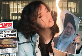 מחאות באיראן, אישה שורפת את תמונת חמינאי (צילום: שימוש לפי סעיף 27א',צילום מסך רשת X)