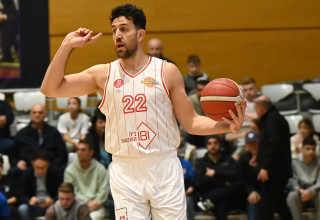 ואסילייה מיציץ' שחקן הפועל תל אביב (צילום: ברני ארדוב)