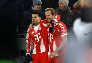 הארי קיין, לואיס דיאס שחקני באיירן מינכן חוגגים (צילום: רויטרס)