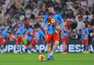 רוברט לבנדובסקי שחקן ברצלונה בחימום (צילום: רויטרס)