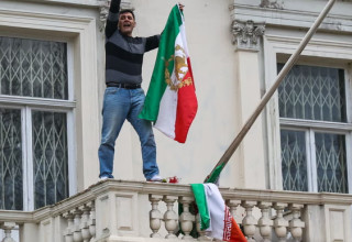 הסרת דגל איראן מבניין השגרירות בלונדון בידי מפגין (צילום: צילום מסך bbc)