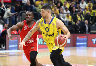 שחקן מכבי תל אביב, איפה לונדברג, מול שחקן הפועל ירושלים ג'ארד הארפר (צילום: דני מרון)