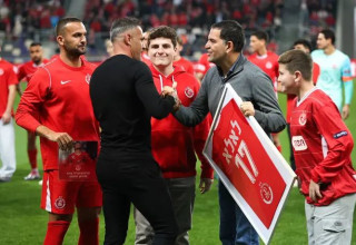 אדמונד ספרא עם מהראן לאלה (צילום: קובי אליהו)