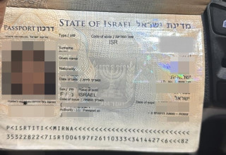 דרכונה הקרוע של מ' (צילום: ללא קרדיט)