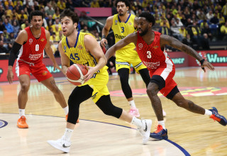 שחקן מכבי תל אביב, תמיר בלאט, מול שחקן הפועל ירושלים, קאדין קרינגטון (צילום: דני מרון)