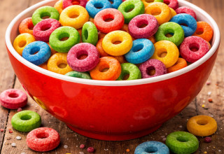 קערת דגני בוקר צבעוניים (צילום: AI)