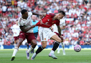 גבריאל של ארסנל מול בנימין ששקו של מנצ'סטר יונייטד (צילום: Michael Regan)