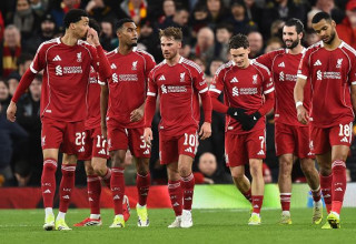 שחקני ליברפול חוגגים (צילום: PETER POWELL)