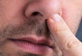 חיטוט באף (צילום: AI)