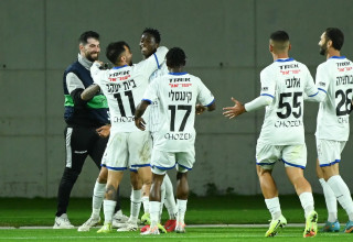 שחקני מכבי יפו חוגגים עם מנסור באג'י (צילום: ברני ארדוב)