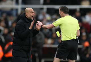 פפ גווארדיולה מול כריס קאבנה (צילום: Stu Forster)