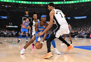 ויקטור וומבניאמה שחקן סן אנטוניו ספרס מול שיי גילג'ס אלכסנדר (צילום: GettyImages)