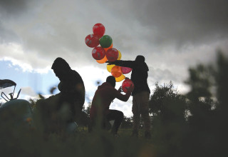 הכנת בלוני נפץ בעזה (צילום: עלי אחמד, פלאש 90)