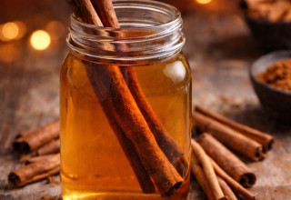 מי קינמון (צילום: AI)