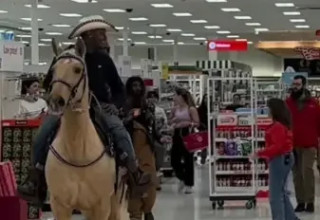 גבר רכוב על סוס (צילום: צילום מסך)