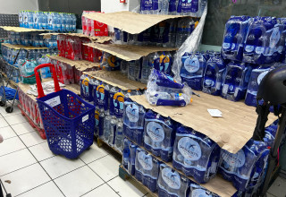 מדף שישיות מים בסופר (צילום: אבשלום ששוני)