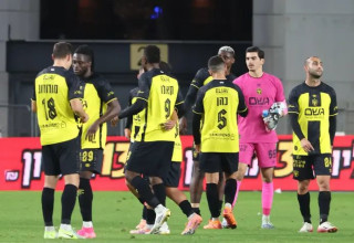 שחקני בית"ר ירושלים חוגגים בסיום (צילום: דני מרון)